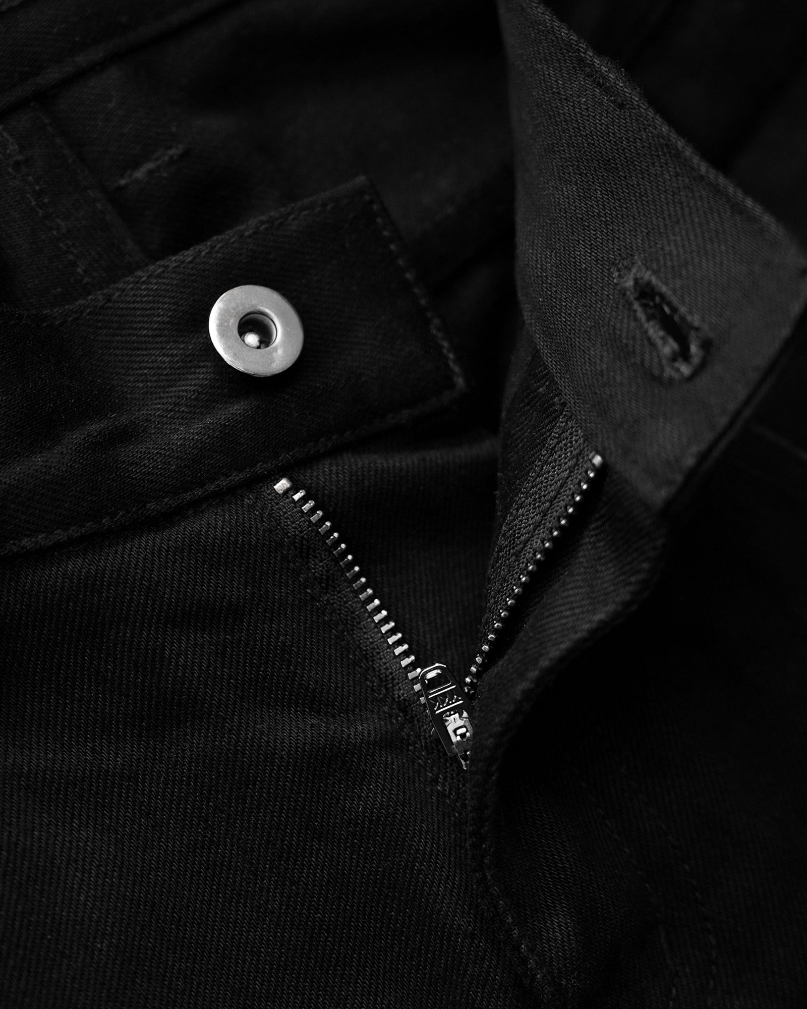 LACERATED LOW RISE JEANS (BLACK)
